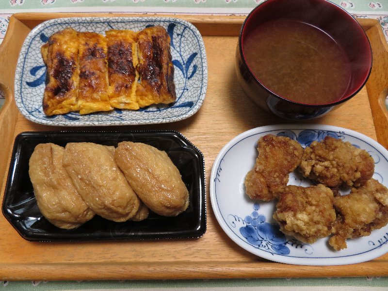 いなり寿司、唐揚げ、玉子焼き、味噌汁