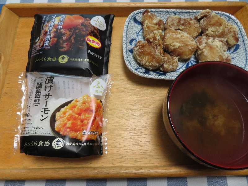 おにぎり、竜田揚げ、味噌汁