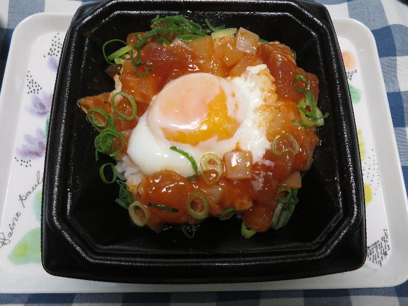 海鮮ユッケ丼弁当