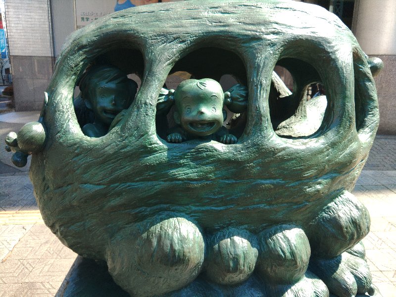 トトロの像(猫バス) トトロの像(猫バス)